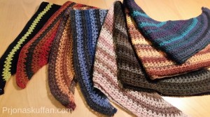 Litríkt herðasjal lífgar upp á tilveruna. Á öðrum endanum er tala sem hægt er að krækja í sjalið hvar sem er, þannig að það haldist á herðum eða til að festa sjalið niður ef því vafið er um hálsinn. Verð 6.500 